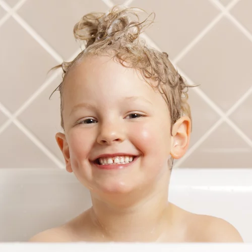 Πώς να λούζω σωστά τα μαλλιά του παιδιού μου; Να του βάζω μαλακτική κρέμα;