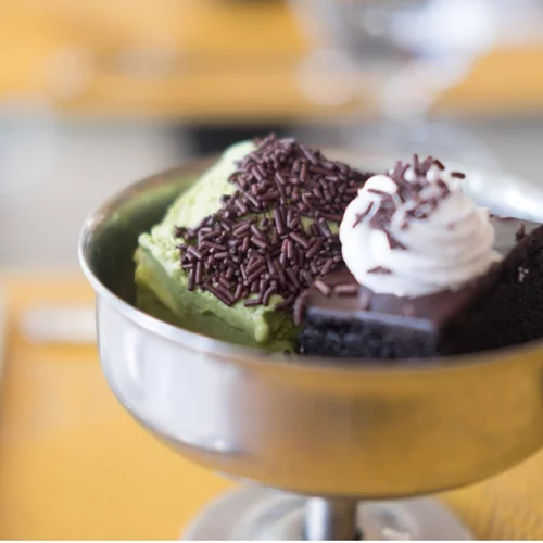 Brownies με τσάι matcha, χουρμάδες και χαρούπι: Τέλεια και ελαφριά συνταγή για το αγαπημένο γλυκό