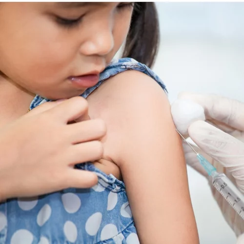 Μηνιγγίτιδα Β: Τα συμπτώματα στα παιδιά και τους εφήβους