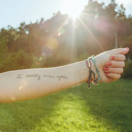 Τατουάζ με φράσεις: Οι ωραιότερες ιδέες που είδες ποτέ