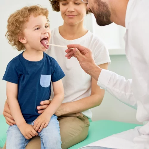 Τι περιλαμβάνει ο προληπτικός έλεγχος για παιδιά και εφήβους από τον παιδίατρο Γιώργο Γλυνό