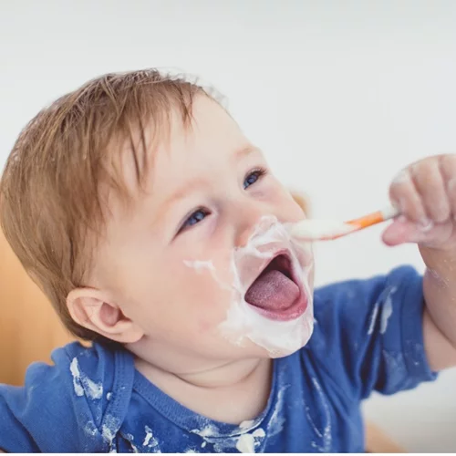 Η διατροφή του μωρού τον 1ο χρόνο: Οι αναθεωρημένες επίσημες συστάσεις από Υπουργείο Υγείας