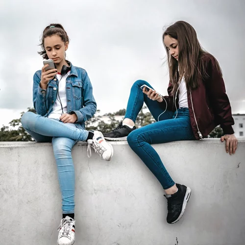 Εφηβεία και εθισμοί: Ποια συμπτώματα συμπεριφοράς στους έφηβους φανερώνουν πιθανούν εθισμούς; Η ψυχολόγος απαντά