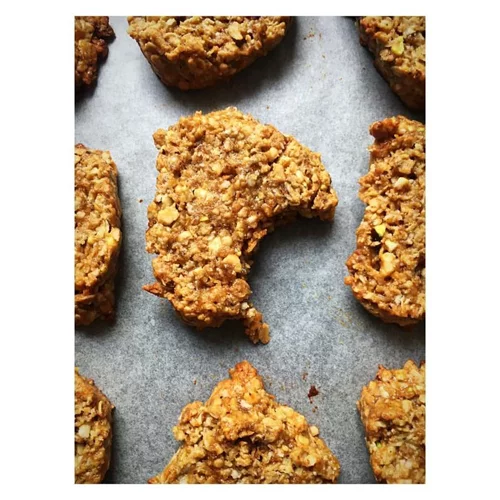 Συνταγές για μπισκότα με ταχίνι και χαρουπάλευρο και μπισκότα digestive χωρίς ζάχαρη από τη διαιτολόγο Κλειώ Δημητριάδου