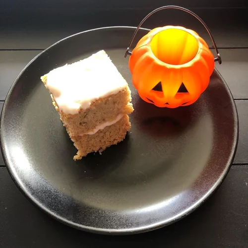 Κέικ κίτρινης κολοκύθας με frosting από γιαούρτι: Η συνταγή της διαιτολόγου για το Halloween