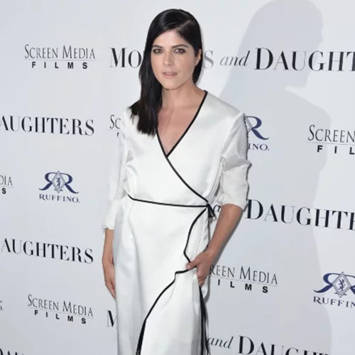 Η Selma Blair αποκάλυψε ότι πάσχει από πολλαπλή σκλήρυνση - τι είναι η νόσος και ποια τα συμπτώματά της