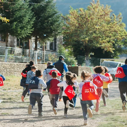 Η Intersport μεταλαμπαδεύει τα ιδεώδη του αθλητισμού σε μικρούς μαθητές
