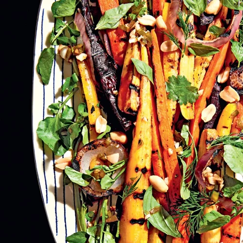 Βιετναμέζικη ζεστή σαλάτα μυρωδικών με ψητά καρότα και κρεμμύδια