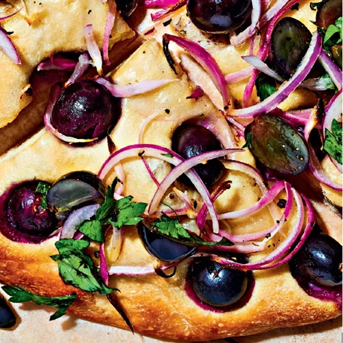 Φοκάτσια με κρεμμύδι και σταφύλι: Η συνταγή που συνδυάζει έντονες και γλυκές γεύσεις!