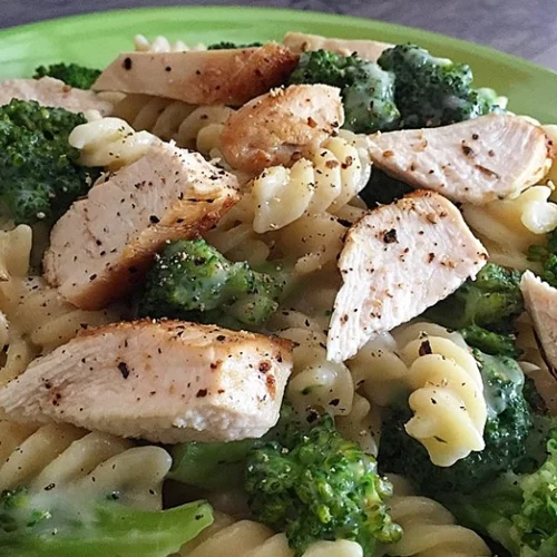 Φουσίλι με κοτόπουλο, μπρόκολο και σάλτσα αλφρέντο light από το διατροφολόγο Μάνο Δημητρούλη