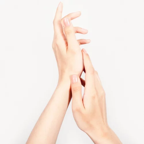 Περιποίηση νυχιών: Έχεις μύκητες, ανώμαλη επιφάνεια ή είναι εύθραυστα; Τι να κάνεις σε κάθε περίπτωση;