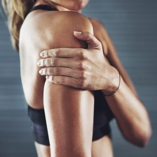 Βαθύς πόνος στον ώμο: τι μπορεί να σημαίνει και πώς αντιμετωπίζεται