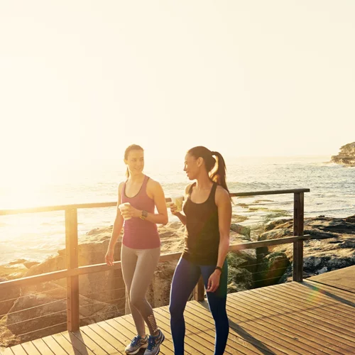 Περπάτημα μετά το φαγητό: Έρευνες για το πώς βελτιώνει την πέψη, το σάκχαρο και μειώνει το κίνδυνο για καρδιαγγειακά νοσήματα