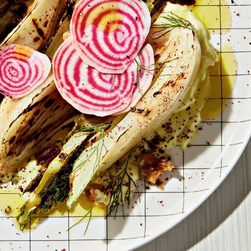 Μάραθος με καρύδια, σταφίδες και πικάντικο γιαούρτι: Vegan και ελαφριά σαλάτα