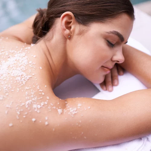 Το πανεύκολο scrub σώματος με αλάτι που θα σε ενθουσιάσει