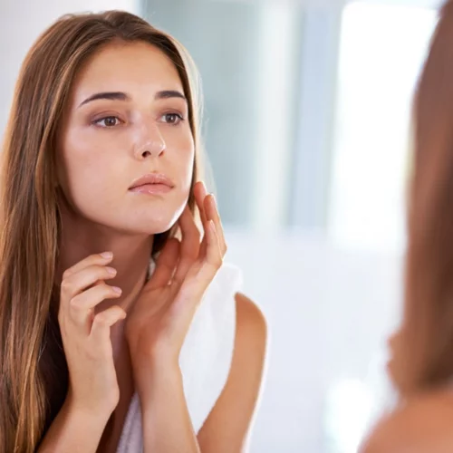 Νέα επιστημονικά δεδομένα: Το μικροβίωμα του δέρματος ως «όπλο» κατά της ακμής