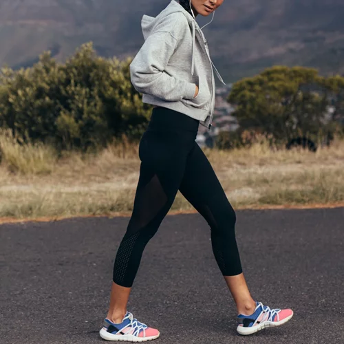 Περπατάς αργά ή γρήγορα; Η απάντησή σου σχετίζεται με την COVID-19 (μάθε πώς!)