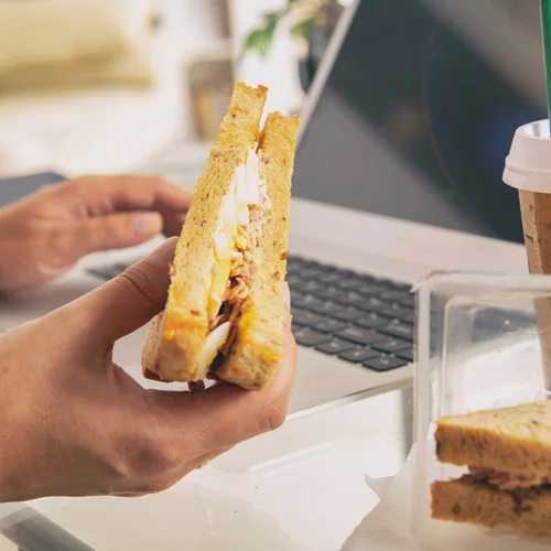 Τι να τρώω στο γραφείο και πώς να οργανώσω σωστά τα γεύματα για τη δουλειά