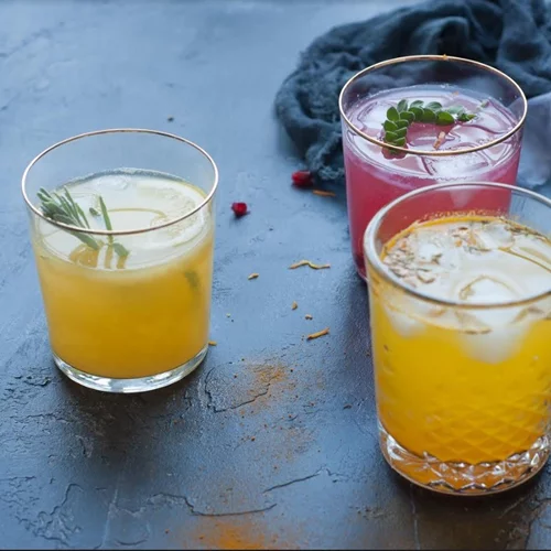 Τρεις συνταγές για χωνευτικά ποτά-mocktails για τις γιορτές