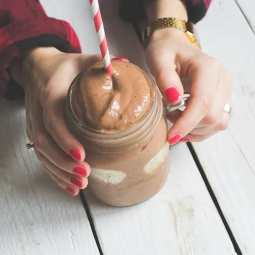 2 συνταγές για smoothies που μπορείς να φτιάξεις με ρόφημα πρωτεΐνης