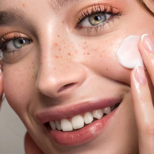 Τα 13 φυσικά συστατικά που φροντίζουν το δέρμα: Τι να επιλέξεις για την κρέμα προσώπου σου;