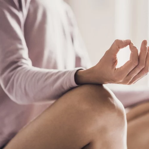 Γιόγκα μετά την εγκυμοσύνη: Τι είναι η postnatal yoga και πώς θα σε βοηθήσει να ξαναβρείς τον εαυτό σου