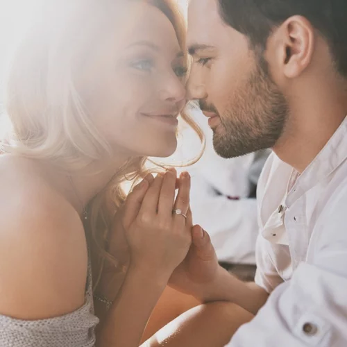 Σχέση με μικρότερο άντρα: 6 λόγοι που οι γυναίκες το επιλέγουν