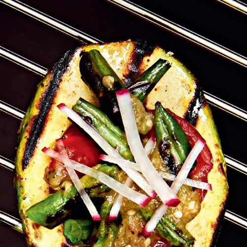 Συνταγή για σαλάτα με αβοκάντο, salsa verde και στρογγυλά φασολάκια