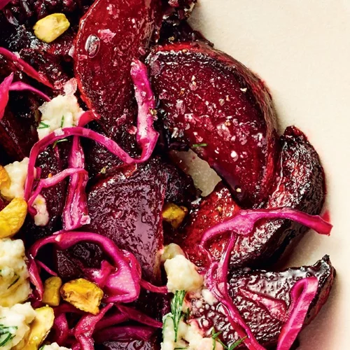 Σαλάτα με καστανό ρύζι, παντζάρια και βινεγκρέτ με κατσικίσιο τυρί και άνηθο