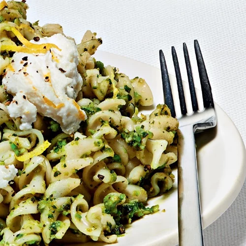 Βίδες από αλεύρι ντίνκελ με πέστο αρακά, το τέλειο γεύμα για το ταπεράκι στο γραφείο