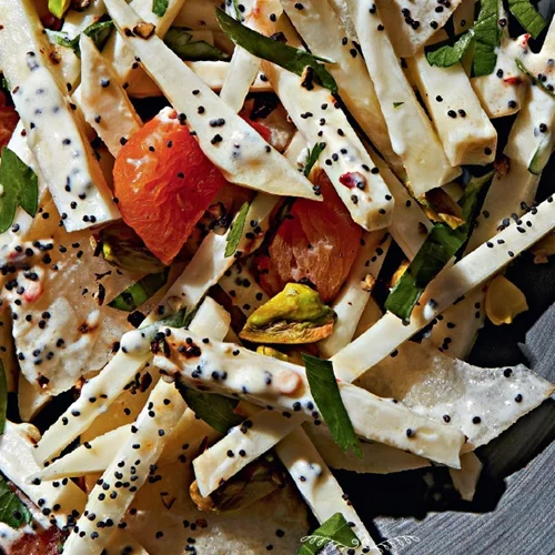 Σαλάτα σελινόριζα με αχλαδόμηλο και ντρέσινγκ γιαούρτι