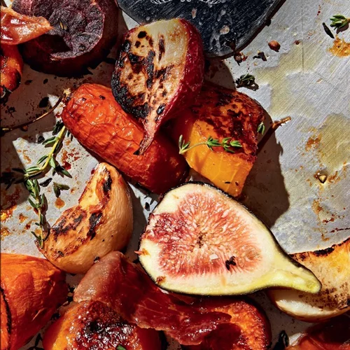 Συνταγή για ψητά λαχανικά με τραγανό προσούτο και φρέσκα σύκα