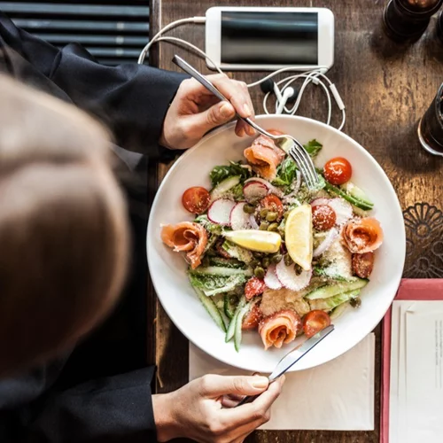 6 συνήθειες για να κάνεις στ'αλήθεια ισορροπημένη διατροφή