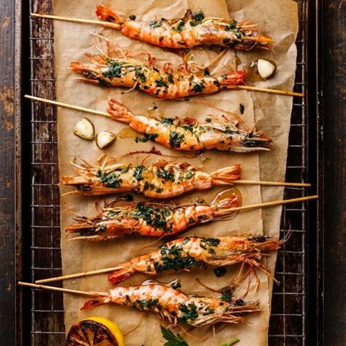 Συνταγή για ψητές γαρίδες με την αρωματική salsa verde