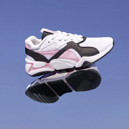 Αυτά τα sneakers θέλουν όλες τώρα - και όχι άδικα!