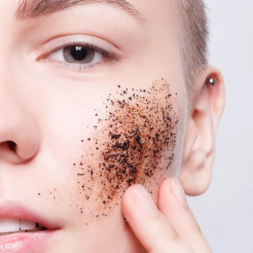 Η μάσκα προσώπου με καφέ και κακάο για λαμπερή επιδερμίδα
