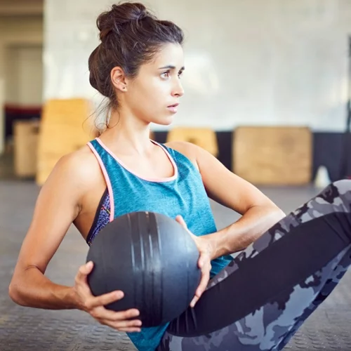 Κάνε αυτές τις ασκήσεις με medicine ball για γράμμωση στην κοιλιά