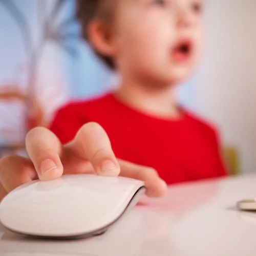 Τι είναι το Momo Challenge και γιατί έχουν τρομοκρατηθεί οι γονείς στη Βρετανία;