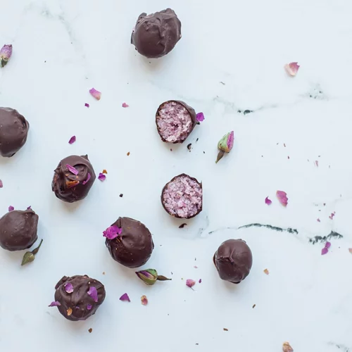 Ενυδατικά τρουφάκια καρύδας με σμέουρο και τριαντάφυλλο