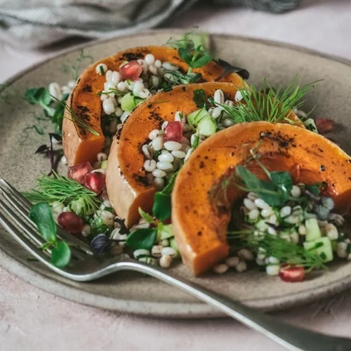 Σαλάτα με κολοκύθα ψητή, κριθάρι και φρέσκα μυρωδικά