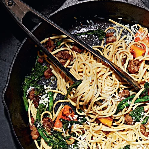 Λιγκουίνι με πικάντικο ιταλικό λουκάνικο, κολοκύθα και πεκορίνο