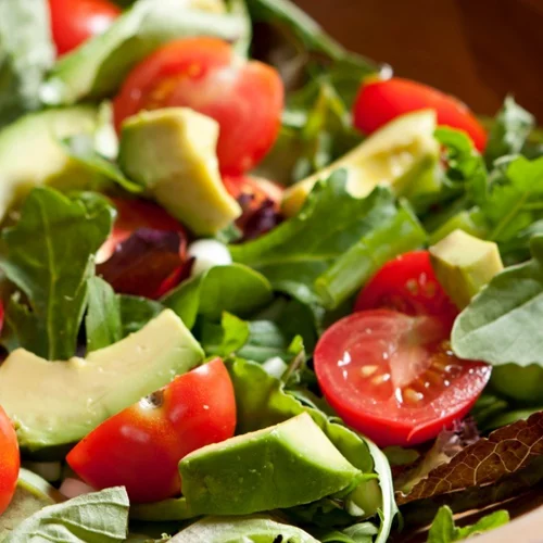 Σαλάτα με αβοκάντο, ντοματίνια, καλαμπόκι και πικάντικη βινεγκρέτ