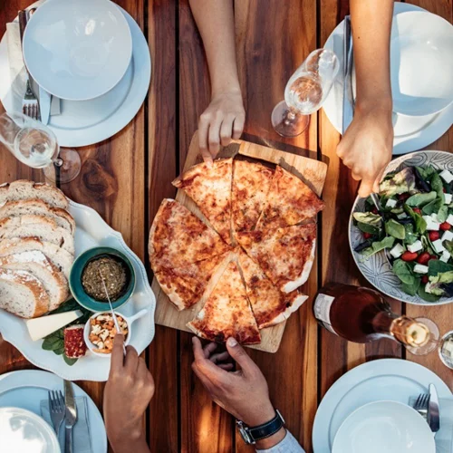 Τι να κάνω όταν τρώω πολύ; Να πώς θα ξεπεράσεις το food hangover