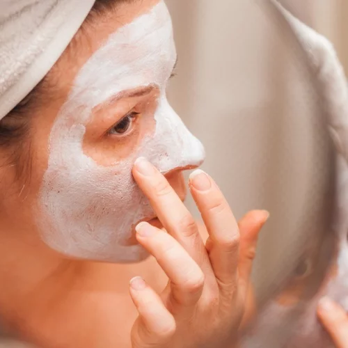 Μάσκες με γιαούρτι: Συνταγές αν έχεις ξηρότητα, ακμή ή θαμπό δέρμα