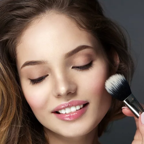 Πούδρα για το πρόσωπο: Πού και πώς να την εφαρμόσουμε σωστά;