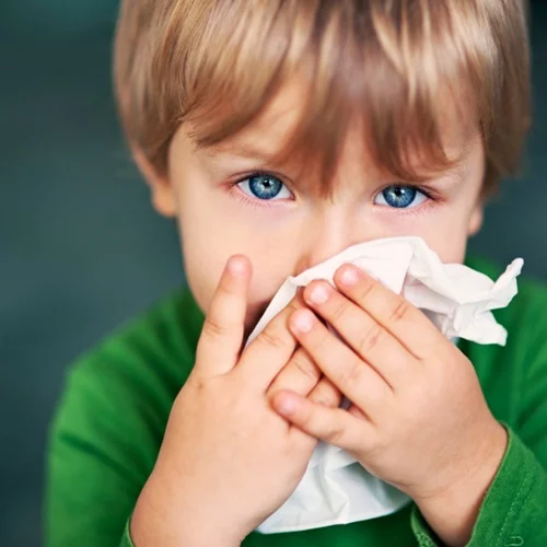 Αλλεργική ρινίτιδα στα παιδιά: Πώς θα την ξεχωρίσεις από το κρυολόγημα;