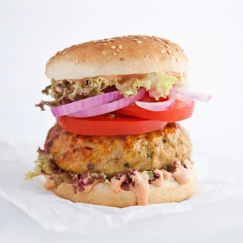 Μπέργκερ γαλοπούλας: Ένα υγιεινό μπέργκερ με πολλά «κρυμμένα» λαχανικά