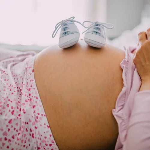 Είσαι ή θέλεις να μείνεις έγκυος; Έχεις σοβαρό λόγο να εμβολιαστείς για την COVID-19