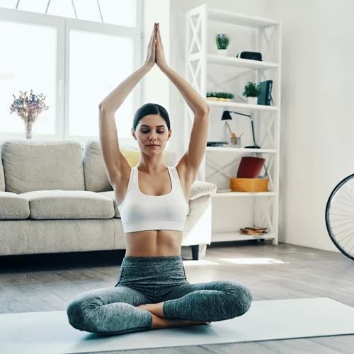 Αυτό το δεκάλεπτο πρόγραμμα γιόγκα αρκεί για να ηρεμήσετε το σώμα και το μυαλό σας