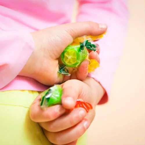 Ανακάλυψες ότι το παιδί σου κλέβει; Τι μπορεί να σημαίνει και τι θα μπορούσες να κάνεις